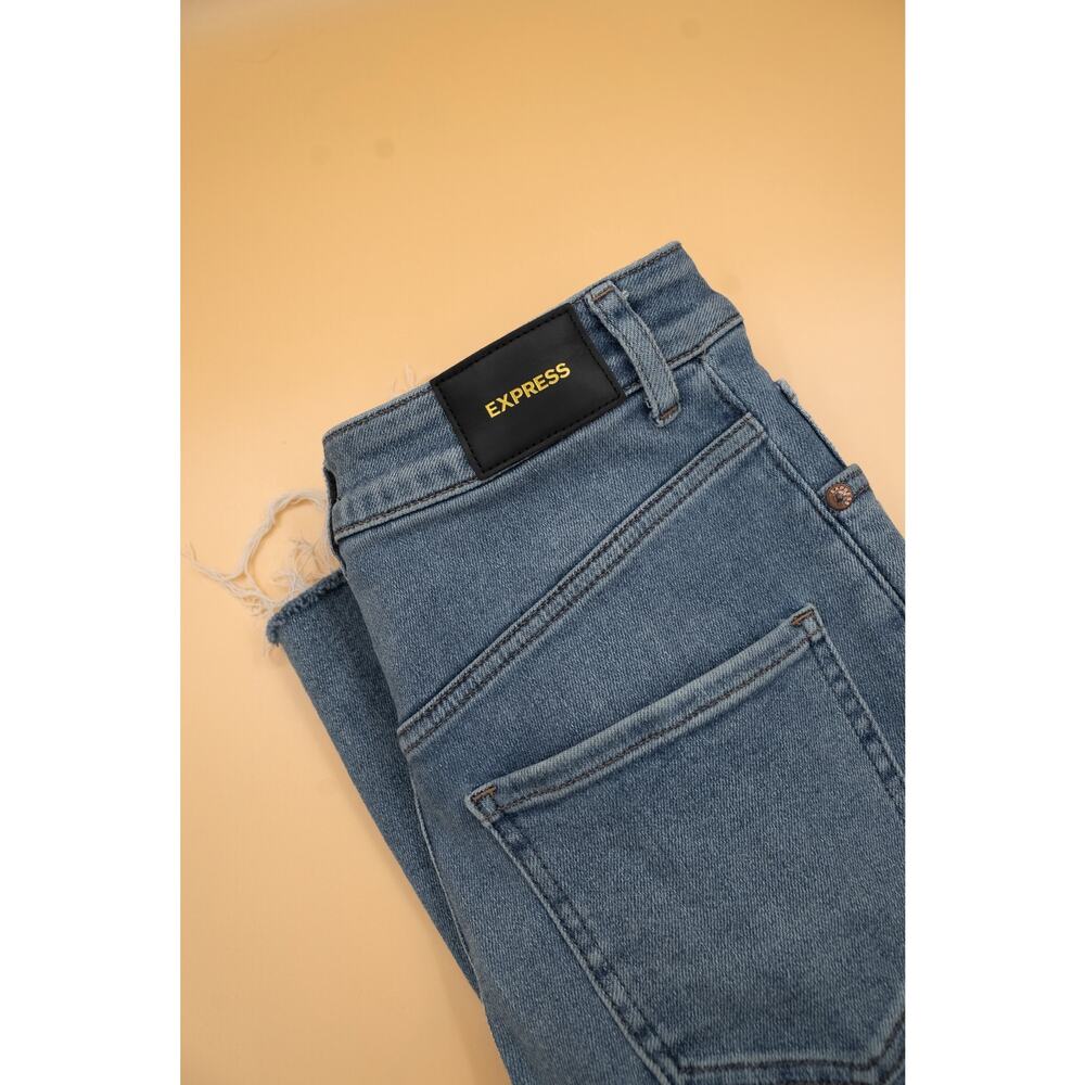 Express Curvy Modern Straight Super High Rise Jeans Light Wash Raw Hem Size 2R - Picture 2 of 8